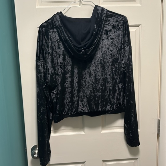 NWOT Fabletics Black Crushed Velvet Zip Up - Picture 9 of 11